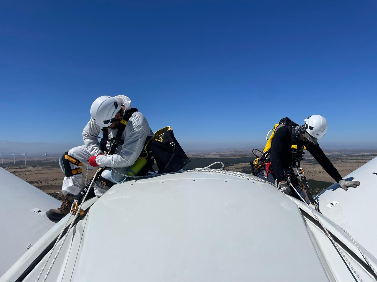 Dupla executando manutenção sobre a nacele de um aerogerador