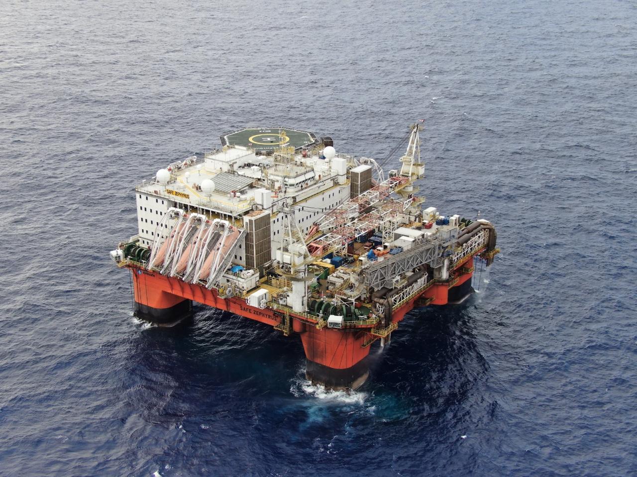 Vista aérea de plataforma semissubmersível captada em voo de aeroinspeção